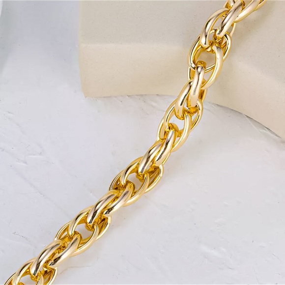 🔵𝟲𝟱%𝗢𝗙𝗙 𝗯𝘂𝗻𝗱𝗹𝗲𝘀 𝟯+🔵 NEW Large Link Gold Chunky Necklace - Picture 7 of 13